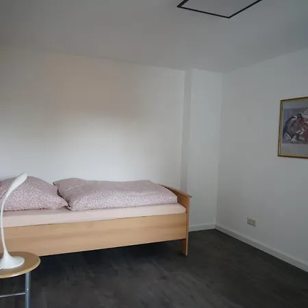 Zum Bahnhof Vorn Apartment *